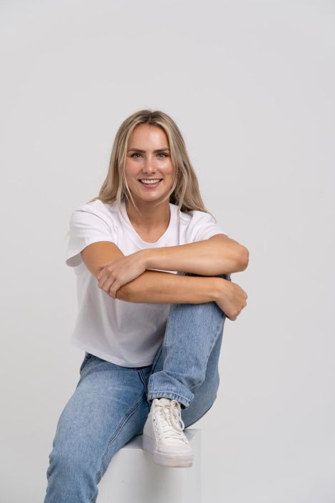Fashion Photographer North Shore High-end editorial fashion shoot at Wow Photography Studio: Blond Woman wearing a white top and a jeans