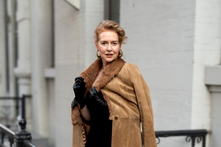 Videography Woman in brown fur coat and black golves